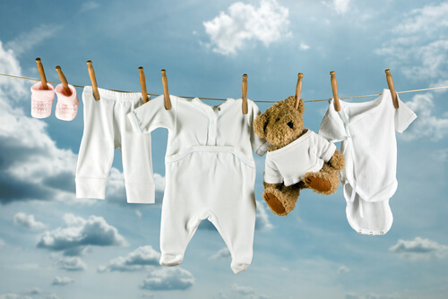 Nel lavare i vestiti del bebè, è consigliabile raggrupparli in base alle loro caratteristiche