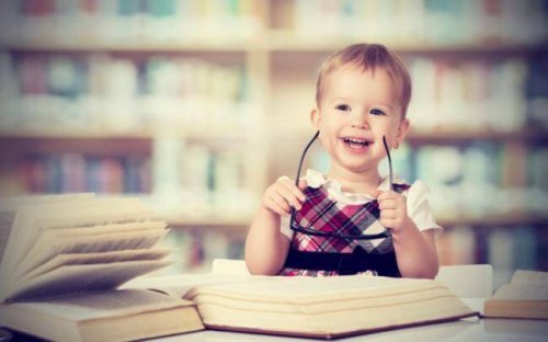 Bambina con sorride in mezzo ai libri