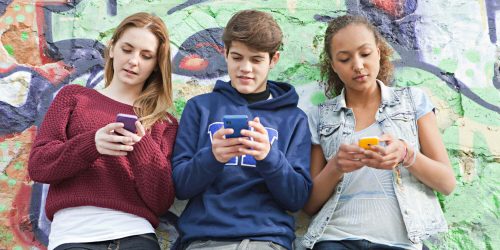 La nomofobia colpisce molti ragazzi, ma anche tanti genitori La nomofobia colpisce molti ragazzi, ma anche tanti genitori