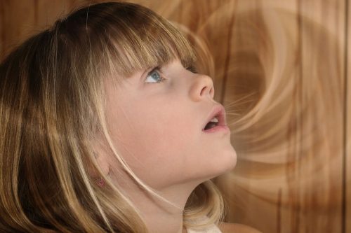 Bambina emana un'aura luminosa mentre parla