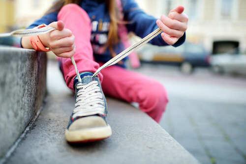 Allacciarsi le scarpe: come insegnarlo ai bambini