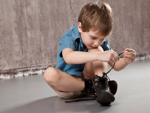 allacciarsi le scarpe