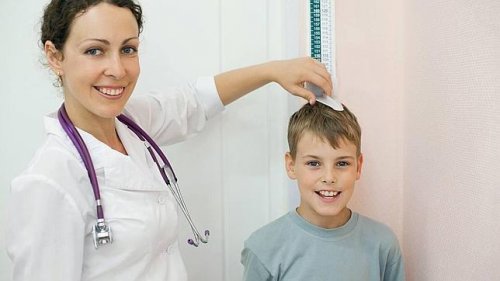 Una bassa statura è il primo segnale d'allarme che può indicare la presenza di un deficit dell'ormone della crescita