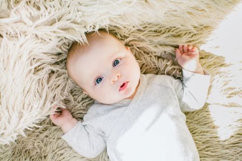 Come bisogna comportarsi se al bebè va il latte di traverso?