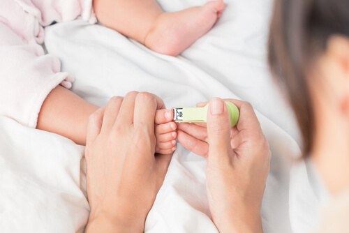 Per tagliare le unghie al bebè, si consiglia di attendere il momento in cui lui è maggiormente rilassato