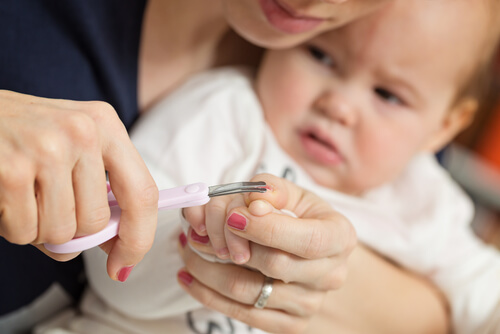 Quando bisogna tagliare le unghie al bebè per la prima volta?