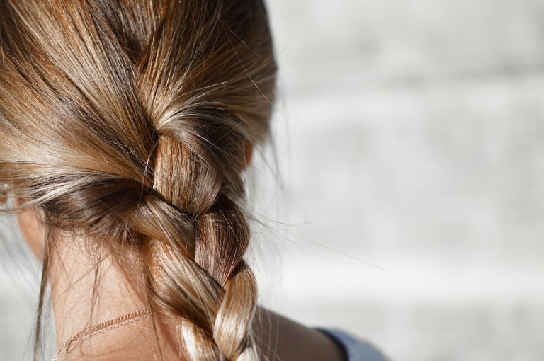 Una delle pettinature per madri che non hanno tempo è la treccia che parte dal basso