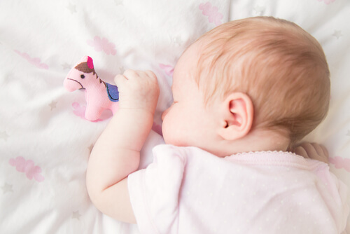 Dormire a faccia in giù potrebbe aumentare il rischio di soffocamento nei bebè