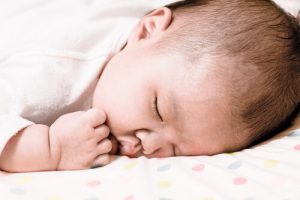 Che cosa fare se mio figlio si mette a faccia in giù mentre dorme?