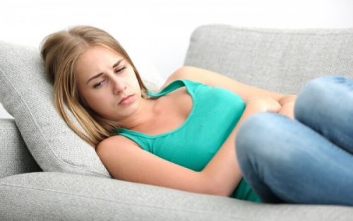 Ragazza si cinge il ventre