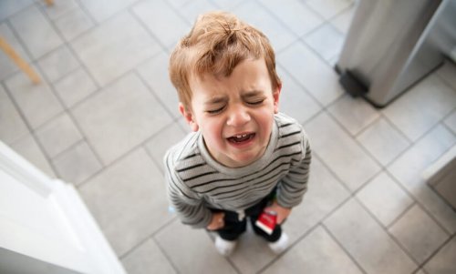 Bambino piange