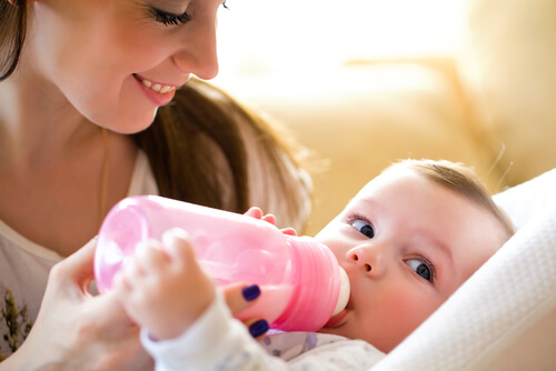 Pulire il biberon correttamente è di grande importanza per tenere lontani i batteri dal nostro bebè