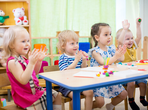 Negli asili, i bambini imparano a lavorare in gruppo e condividere con gli altri