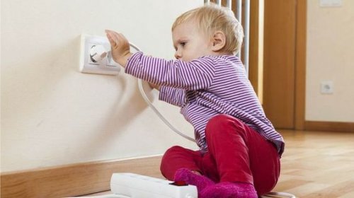Uno dei pericoli che corre il bambino a casa sono le prese della corrente