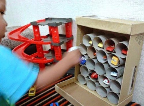 Creare dei giocattoli con materiale riciclato