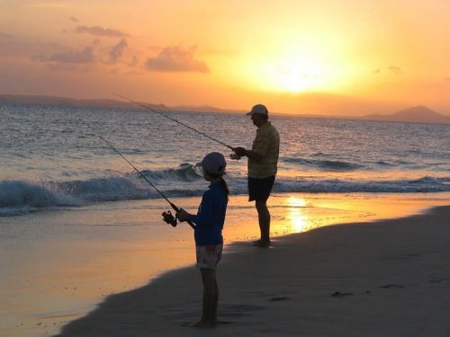 Padre e figlio pescano insieme