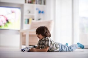 Bambini a casa da soli: l'età giusta per farlo