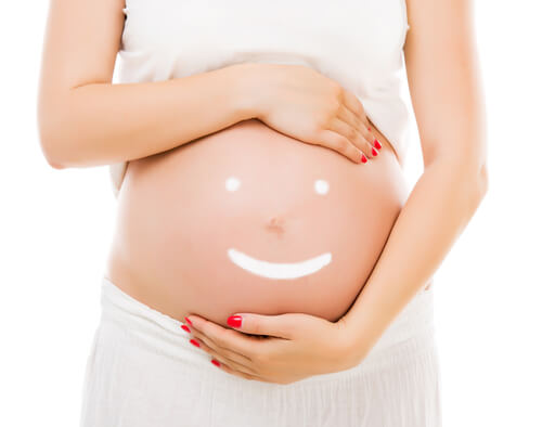 La pancia nei mesi della gravidanza può dare luogo a prurito. È perché la pelle si espande e si stira.