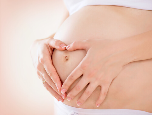 La pancia nei mesi della gravidanza può presentare un ombelico sporgente. È una cosa del tutto normale.