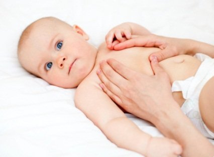 Un ciclo di massaggi delicati può contribuire a calmare il singhiozzo del bebè
