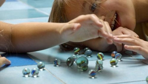 Ingoiare un oggetto rappresenta un incidente relativamente banale, nei bambini