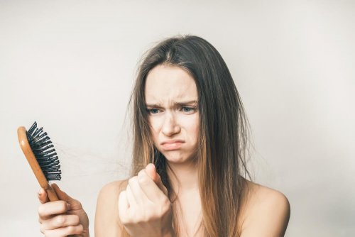 La caduta dei capelli dopo il parto è un fenomeno piuttosto frequente che colpisce molte donne
