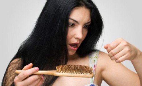 Per evitare la caduta dei capelli dopo il parto, bisogna trattarli con dolcezza