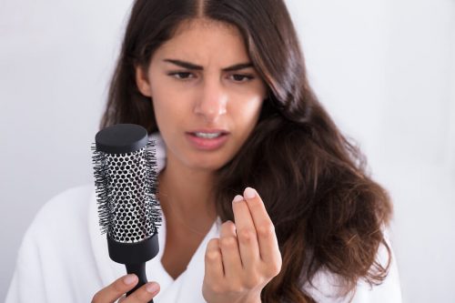 Che cosa fare contro la caduta dei capelli dopo il parto?