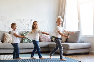 Il bambino vuole camminare a piedi nudi per la casa: che fare?
