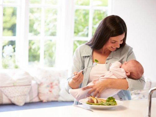 La nuova mamma deve fare particolare attenzione a come si nutre, perché il bebè assorbe i nutrienti attraverso di lei