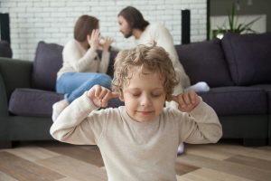 Il divorzio dei genitori ha lo stesso effetto nell'infanzia e nell'adolescenza?