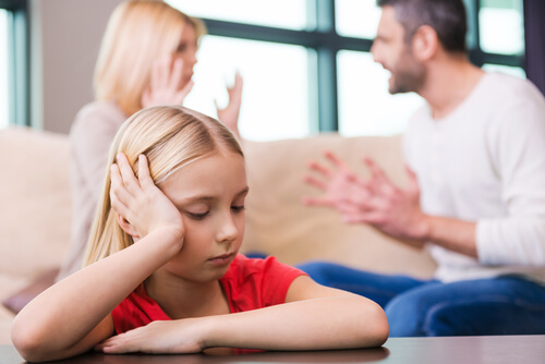 Genitori litigano davanti alla figlia