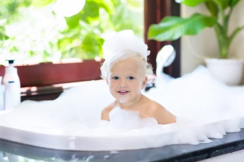 A che età i bambini possono fare la doccia da soli?