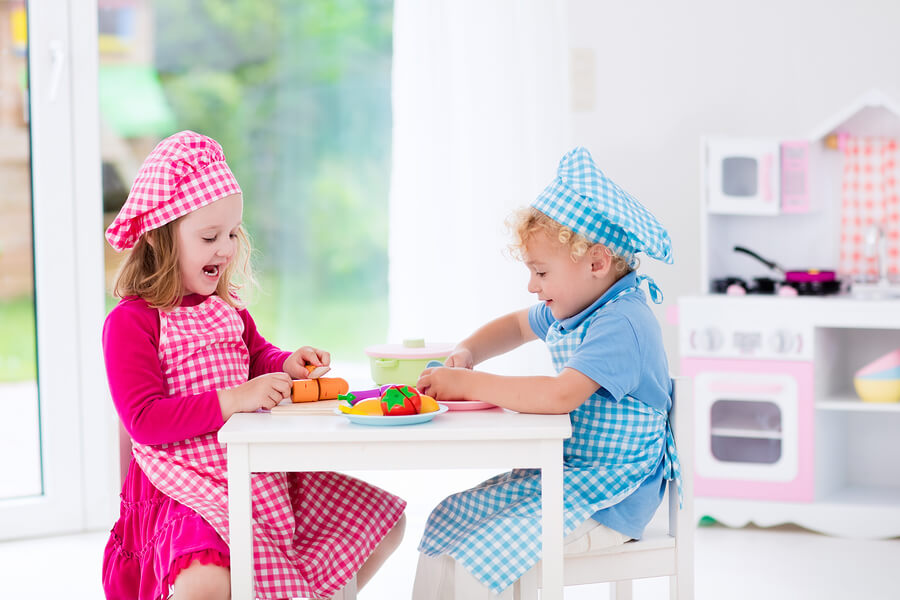 Servire il pranzo è uno dei passatempi più divertenti ed educativi per i bambini di 2 anni