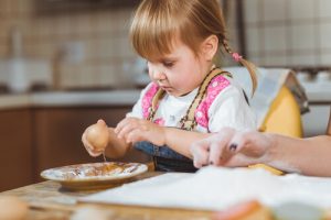 Devo permettere a mio figlio di giocare con il cibo?