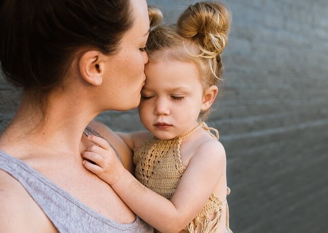 Mamma e figlia bacio sulla fronte