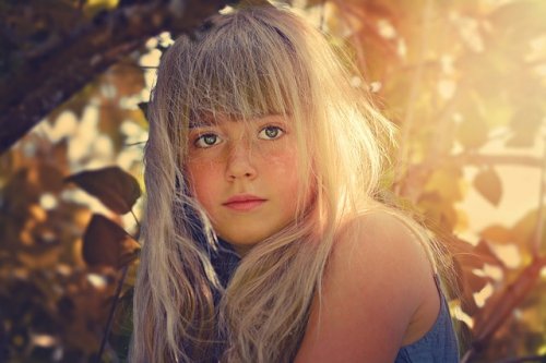Bambina illuminata dal sole