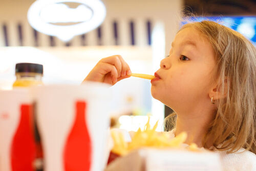 È un errore credere che i bambini sottopeso possano mangiare cibi poco sani in grande quantità