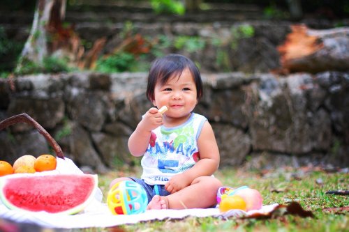 Il consumo di frutta fin da un'età precoce porta notevoli vantaggi ai bambini