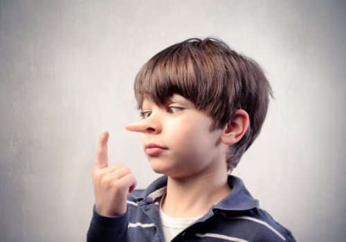 Bambino con il naso lungo per aver detto delle bugie
