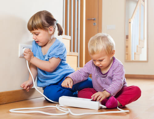 allontanare i bambini dalle prese elettriche