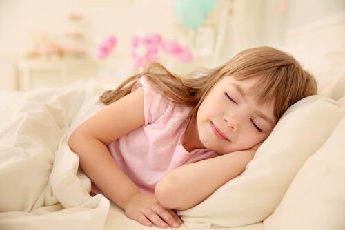 Bambina dorme tranquilla