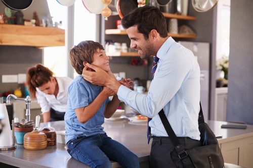 Salutare prima di andar via: perché i genitori devono farlo