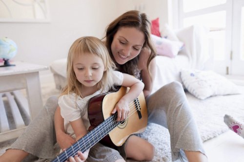 La musica stimola la creatività dei bambini e contribuisce allo sviluppo dei loro talenti innati