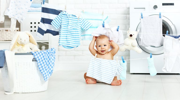 Lavare le tutine del bebè: alcuni consigli utili