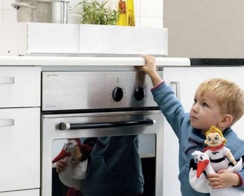 Un bambino davanti a un forno