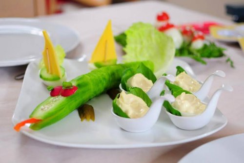 Un piatto di verdure creativo