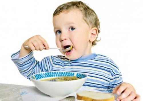 Bambino mangia la zuppa