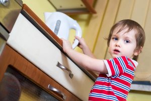 Che cosa fare se mio figlio si è scottato con l'acqua bollente