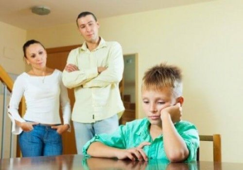 Parlare con il vostro figlio adolescente è difficile, perché non è più un bambino, ma non è ancora un adulto